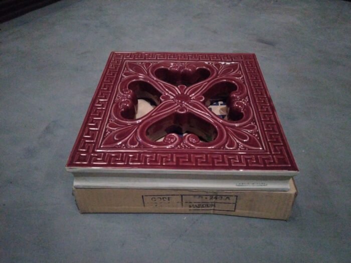 ROOSTER KERAMIK REGULER 30 X 30 TRISENSA RO - 24 SINTA MAROON C (KW1)